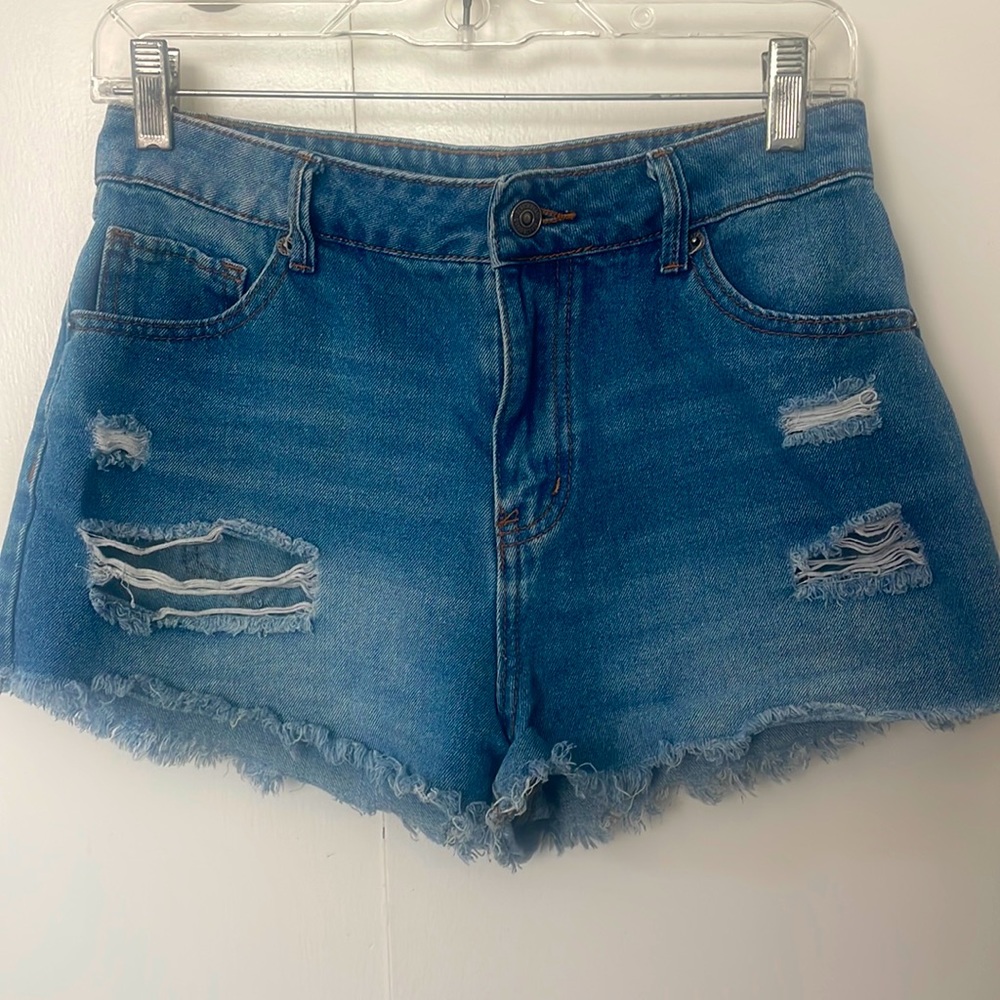 Good  shape! Rewash super high rise distressed short (3/26)